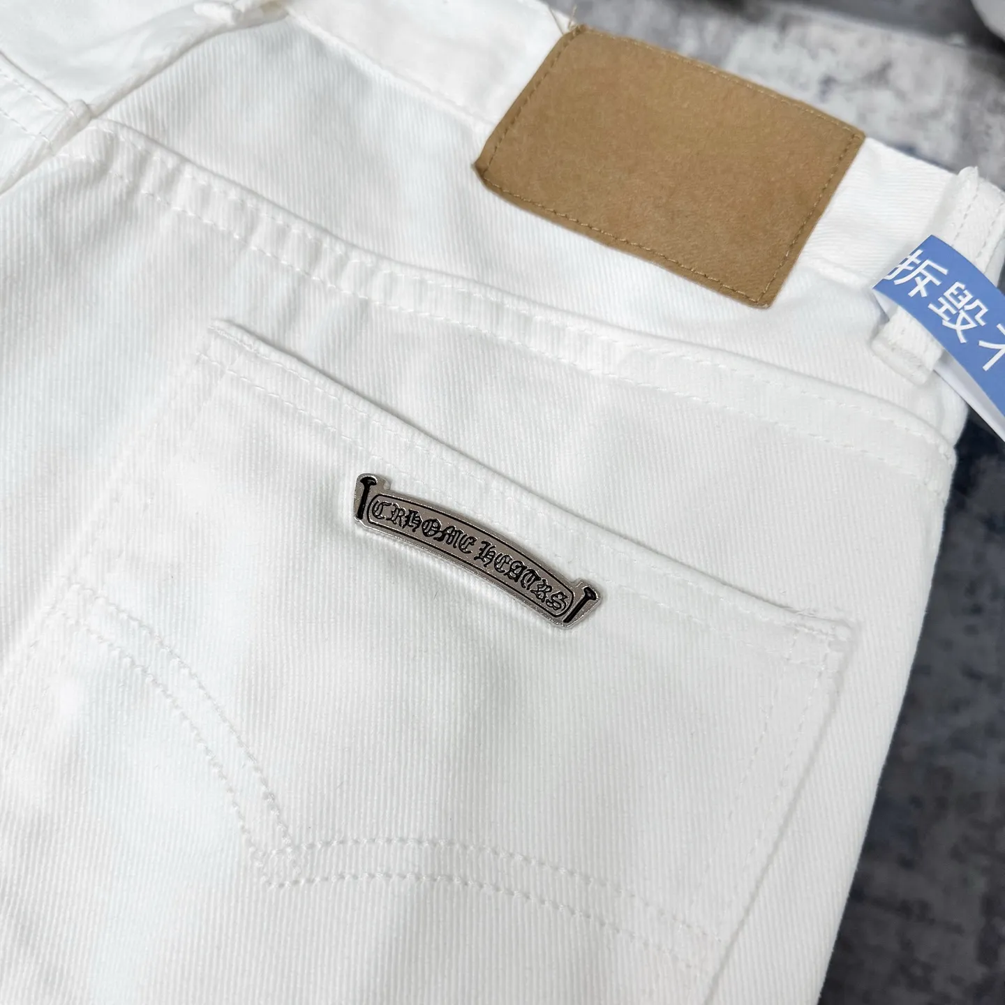 P250 Chrome Hearts 25SS white pants with three-color leopard print blue leather jeans. Chrome Hearts’ pants with the most popular colors are made of beaded canvas fabric. Heavy washing makes the upper body of the fabric more textured and the pants are tall and straight! The three-dimensional cutting of the whole trousers is a masterpiece! The hardware is customized by zp. The beaded canvas fabric is thick and soft after being washed. It has good breathability. Customized small leather label. Unique design. The details are simple and elegant, and the workmanship is exquisite. The whole trousers are neatly routed and the details are in place! It’s so cool that both men and women can easily control the genderless trend! Size: 28/30/32/34 Waist: 73/78/83/88 Sitting: 99/104/109/114 Pants length: 102/104/106/108